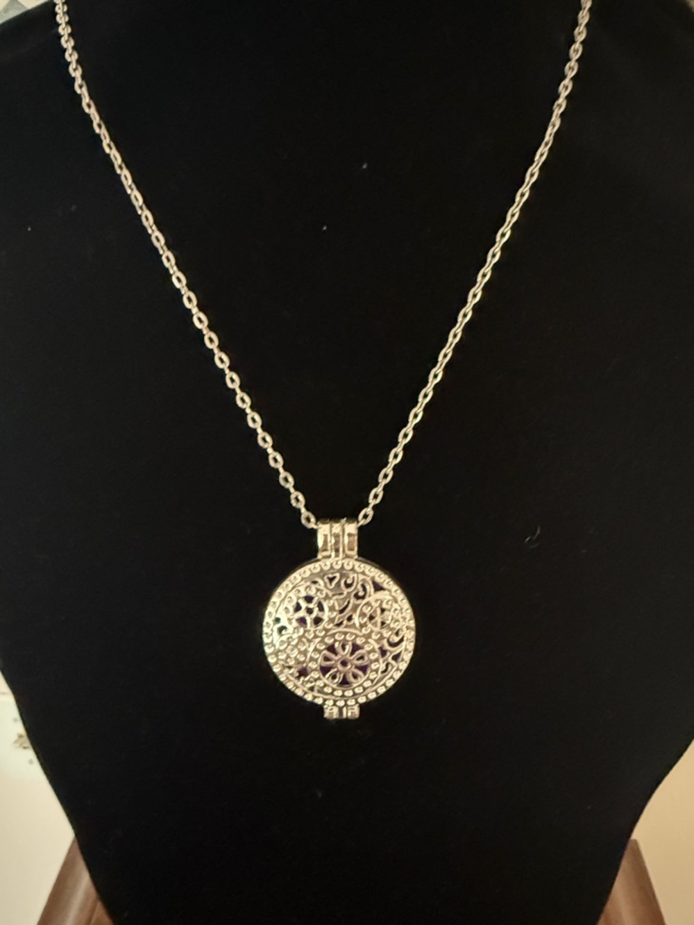 Silver Filigree Steampunk Diffuser/Perfume Locket Necklace - Women’s Jewelry
